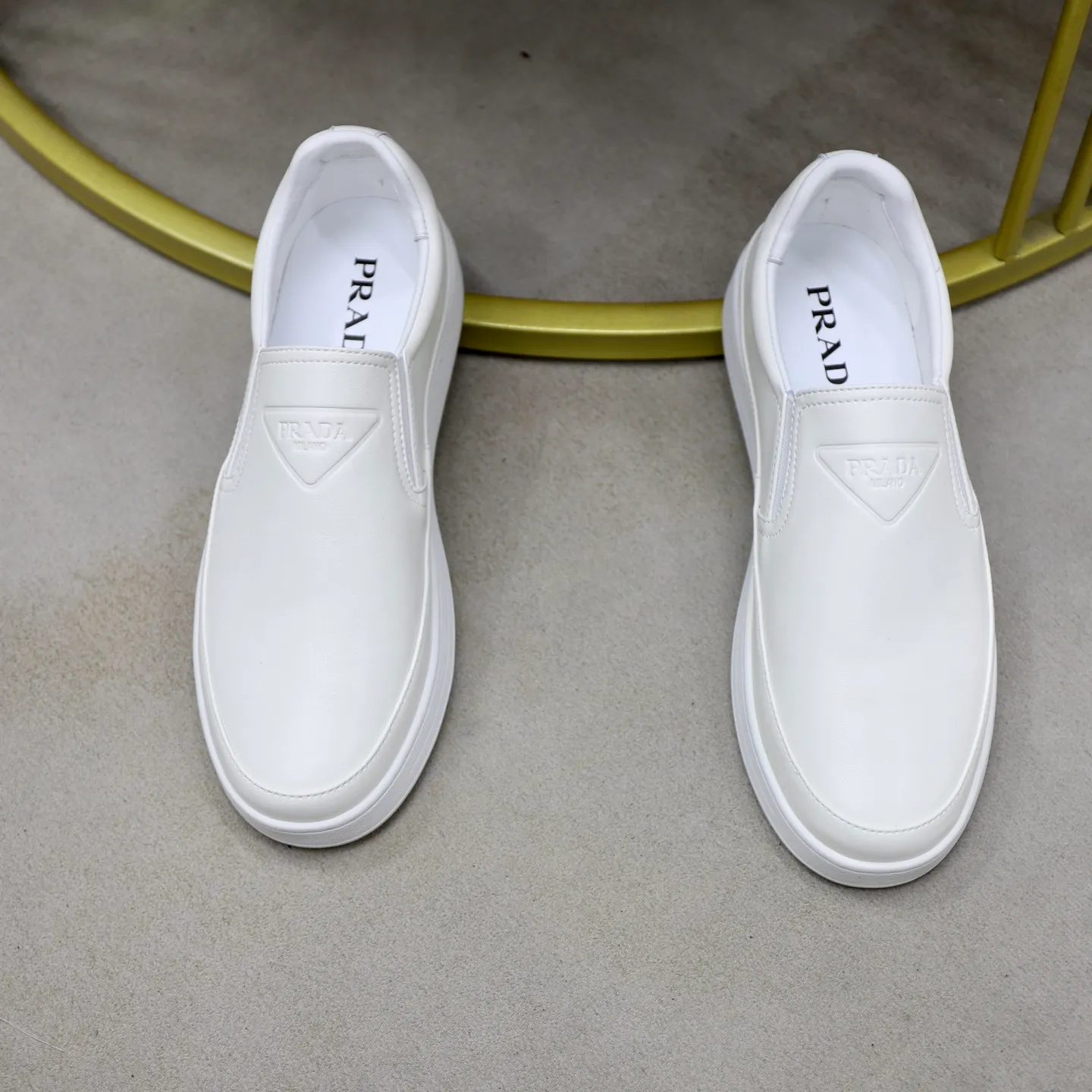 Ex-factory price: 420💰🙅‍♂️🙅‍♂️🙅‍♂️ Brand: PRADA Standard code: 38-44 (45 customized) Grade: Same as the official website Material: Original leather splicing, comfortable and breathable lining, original wear-resistant outsole Style category: Men's fashionable casual shoes, running shoes, noble luxury brand elements, top luxury Color: actual picture color